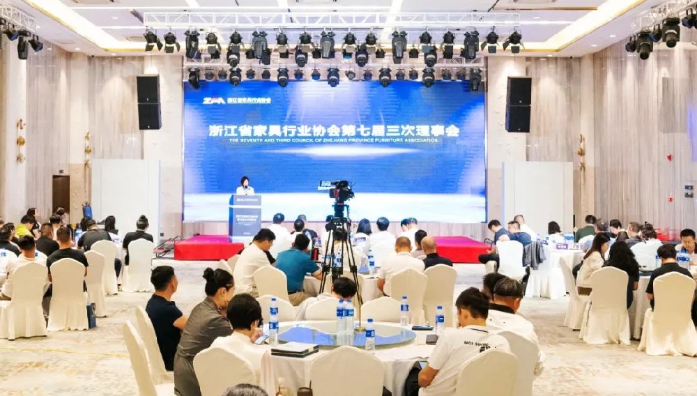 笃行致远|乐鱼手机站入口-乐鱼online(中国)荣获浙江省家具行业协会“先进会员企业”称号